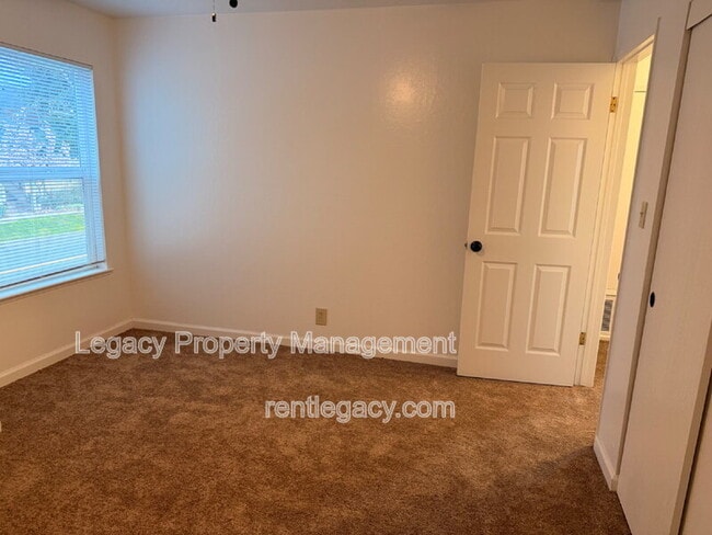 Building Photo - 1427 Bel Air Dr