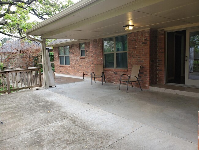 Building Photo - 912 E 10th St