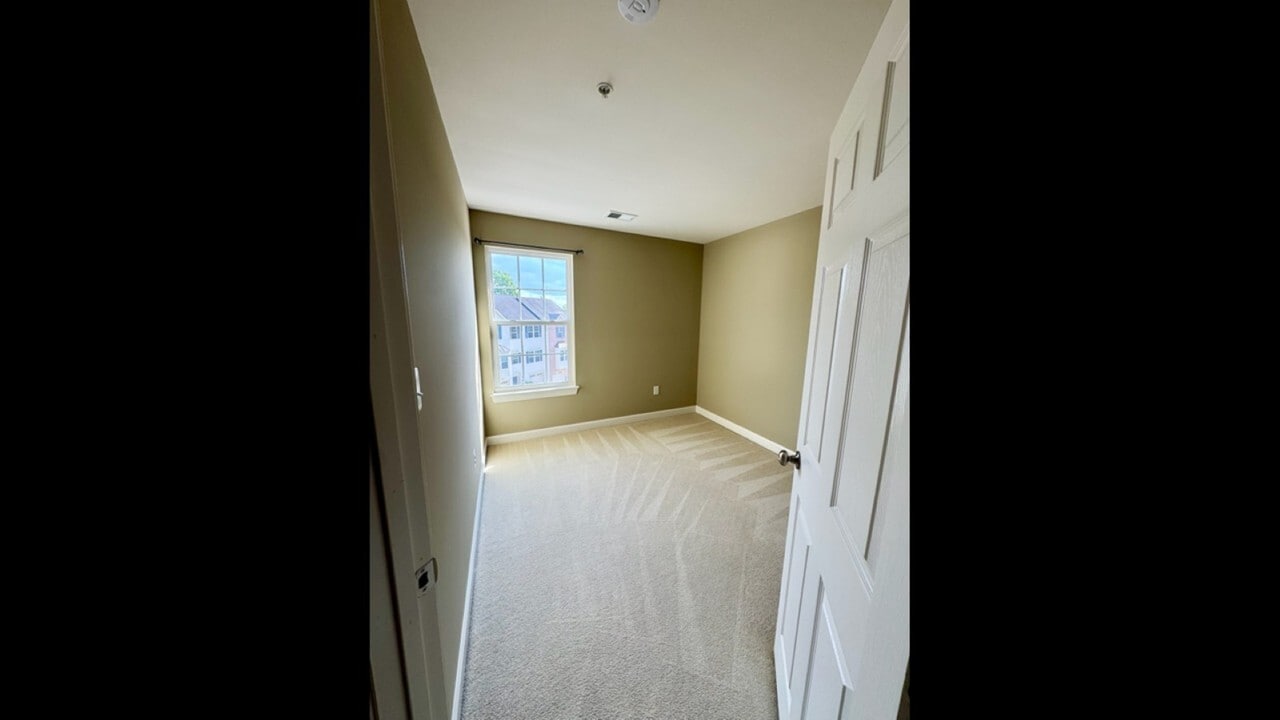 Bedroom 3 (upper level) - 9403 Aston Villa