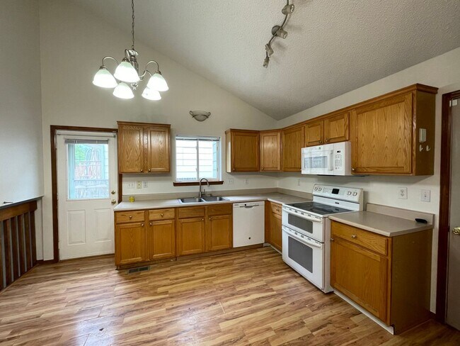 Building Photo - Lovely 3 Bed/2 Bath in Westminster! Available June