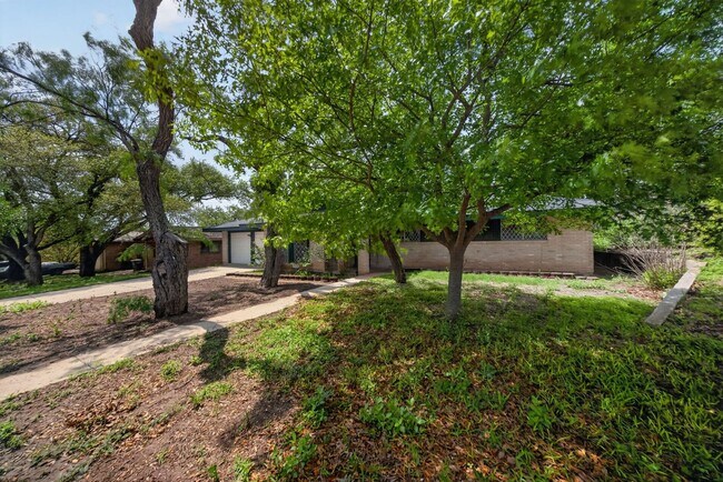 Building Photo - Beautifully refreshed 3-bedroom, 2-bath ranch-style home, located in the sought-after Colonies No...