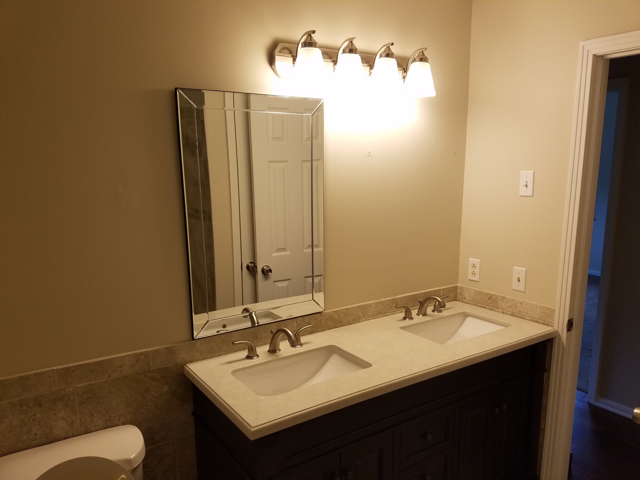 The missing mirror was replaced, please see above picture. - 665 Harpeth Bend Dr
