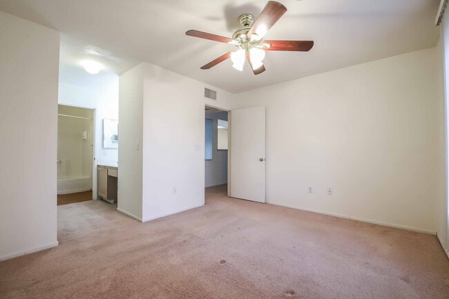 Building Photo - Spacious First-Floor Condo in the Southwest!