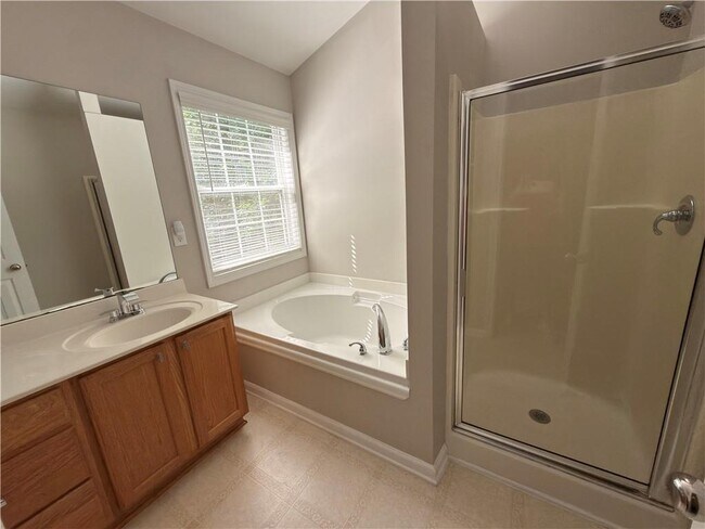 Building Photo - 5706 Amberside Ln NE
