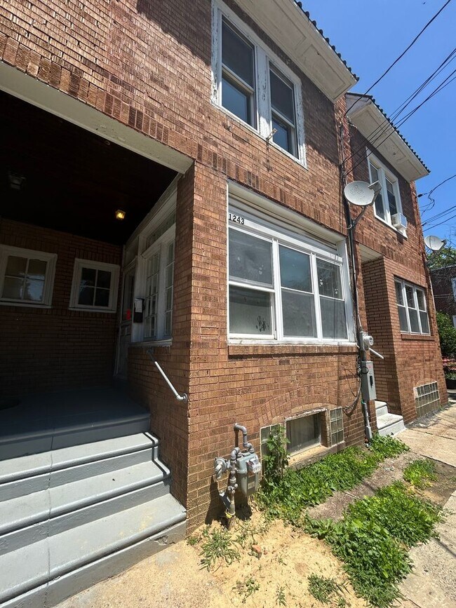 Building Photo - 1243 Dayton St