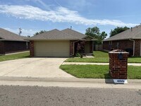 Building Photo - 4100 Applegate Dr