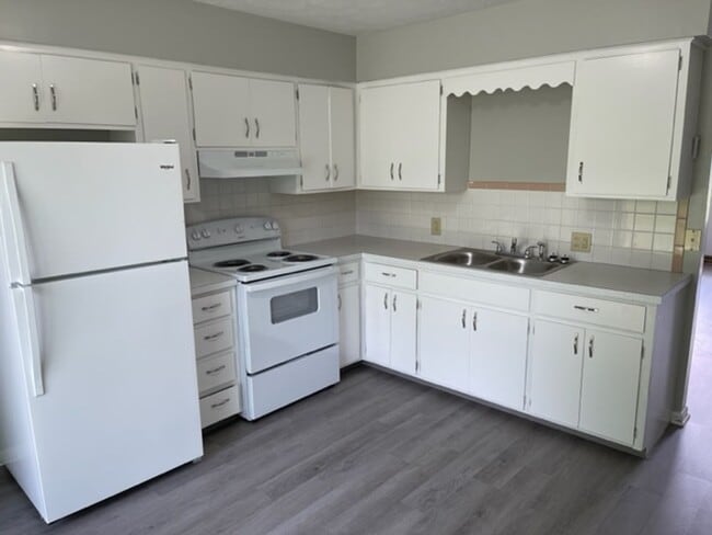 Building Photo - ONTARIO SCHOOLS - 2BR 1BA HALF DUPLEX!