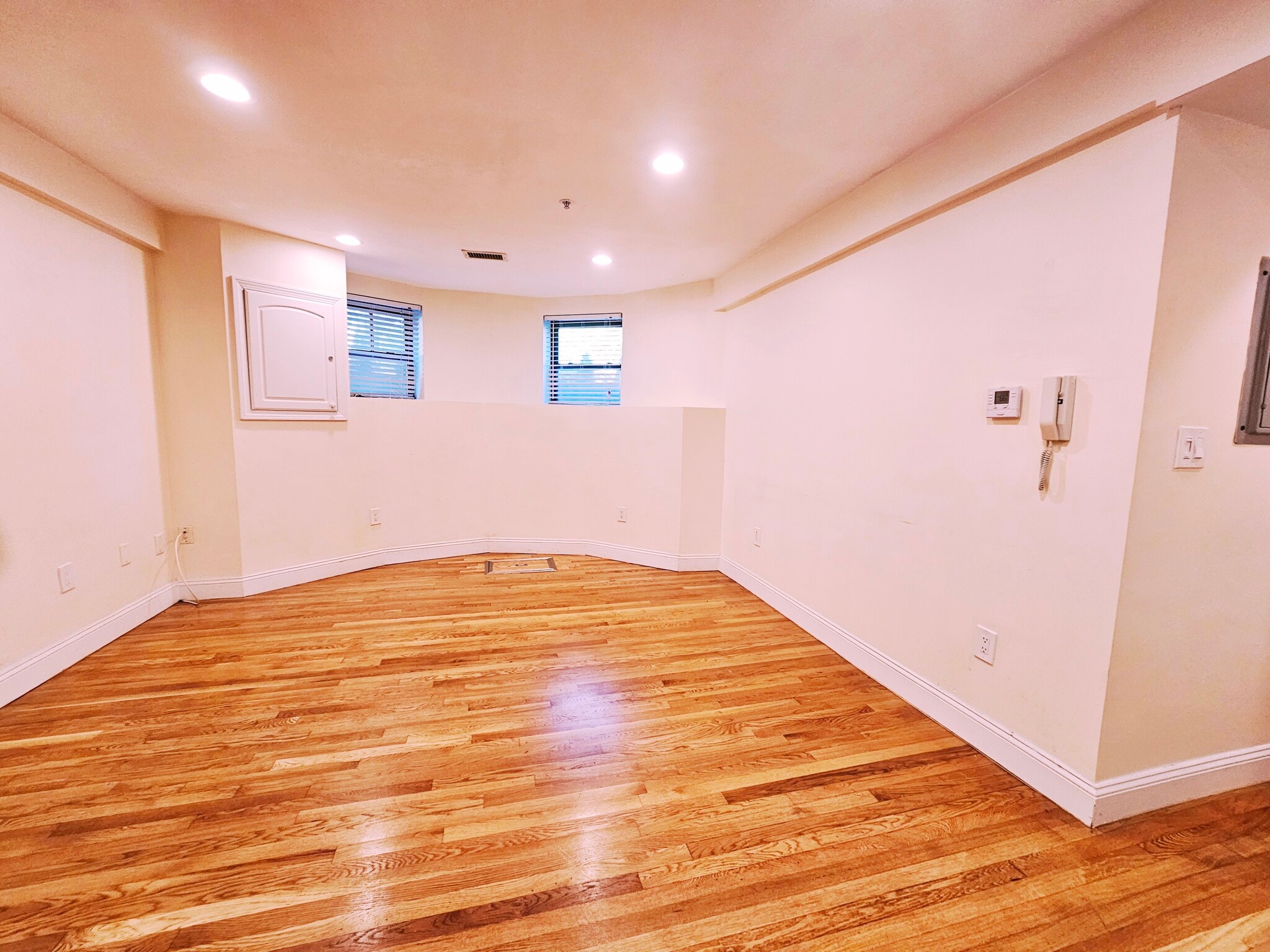 Building Photo - 1803 Beacon St