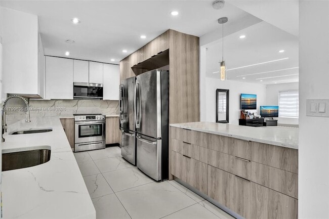 Building Photo - 9257 Bay Dr