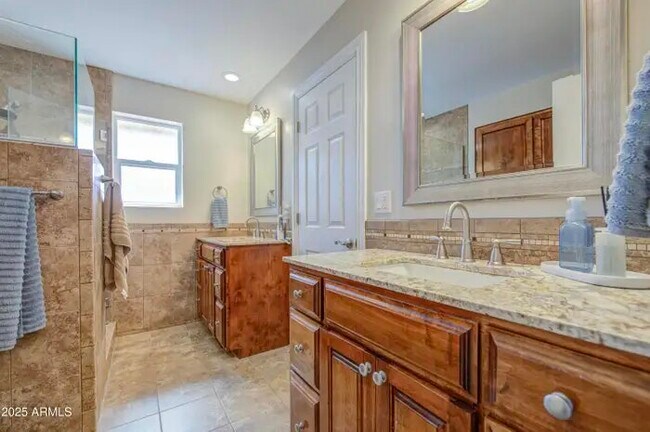 Building Photo - 2704 S Terrace Rd