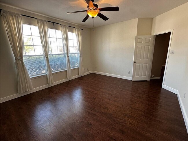 Building Photo - 1041 Disraeli Cir