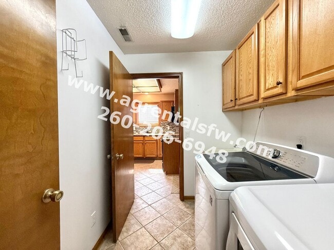 Building Photo - 3 Bedroom House