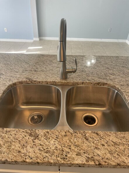 Building Photo - 914 Caribbean Dr