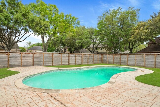 Building Photo - 819 Silvergate Dr