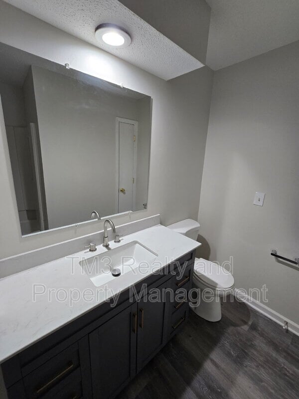 Building Photo - 1602 E Kansas City Rd