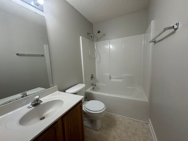 Building Photo - 521 River View Dr