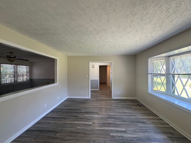 Building Photo - Charming 3 Bed 2.5 Bath Fayetteville Home