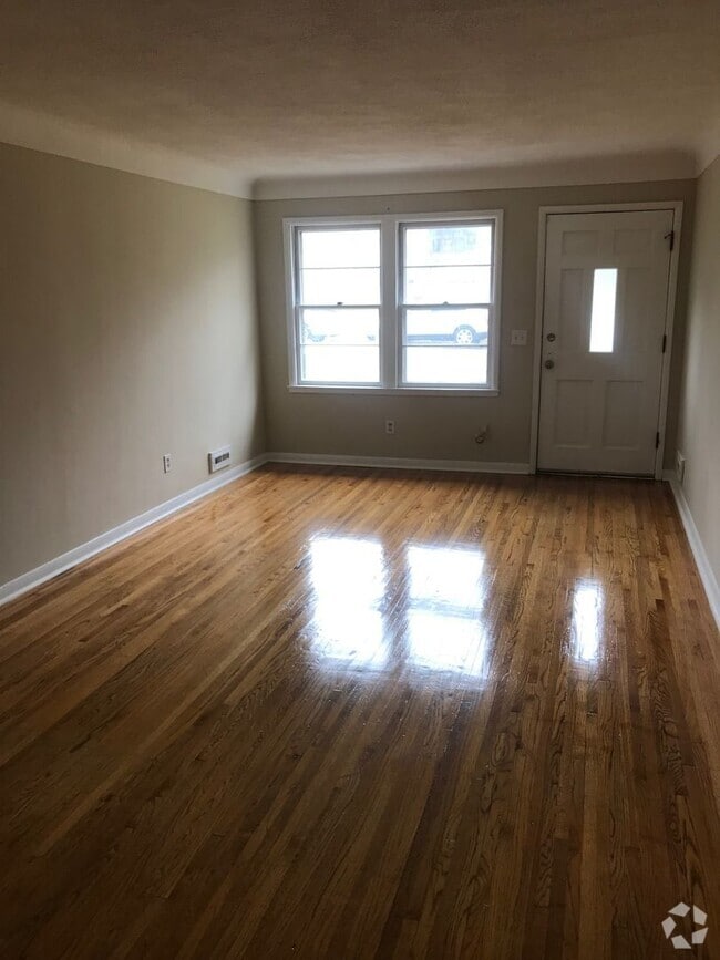 Building Photo - Amazing 3 bedroom 2 bath plus Den/Office i...