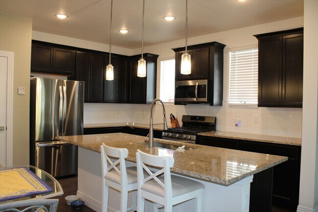 Building Photo - Stunning 3 Bedroom Townhouse