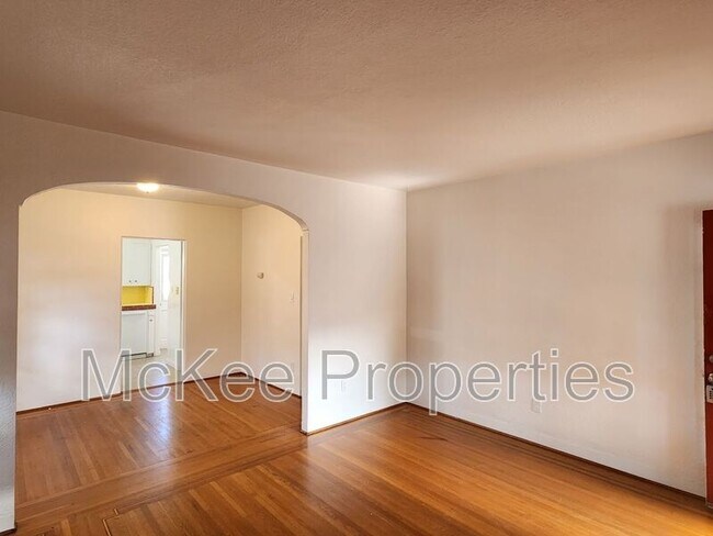 Building Photo - 907 9th St