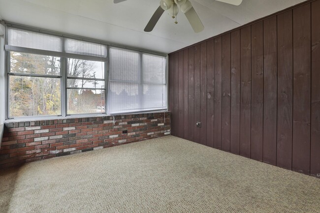 Building Photo - 334 S River Rd