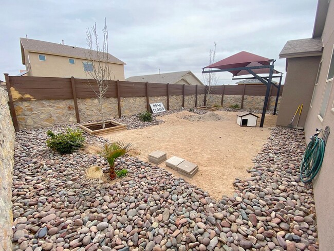 Building Photo - East El Paso 3 bed Refrig A/C w/office!