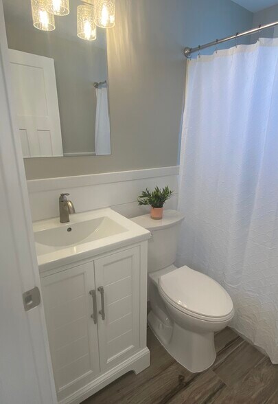 Bathroom Pic 1 - 609 Market St S
