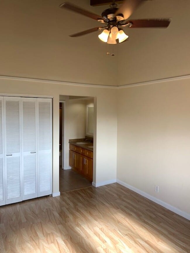 Building Photo - Quiet Mountain View Unit $2,900 2bd, 2ba, 2park; 3rd floor walk up