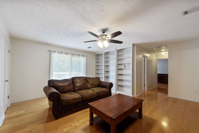 Building Photo - 2824 S Logrun Cir