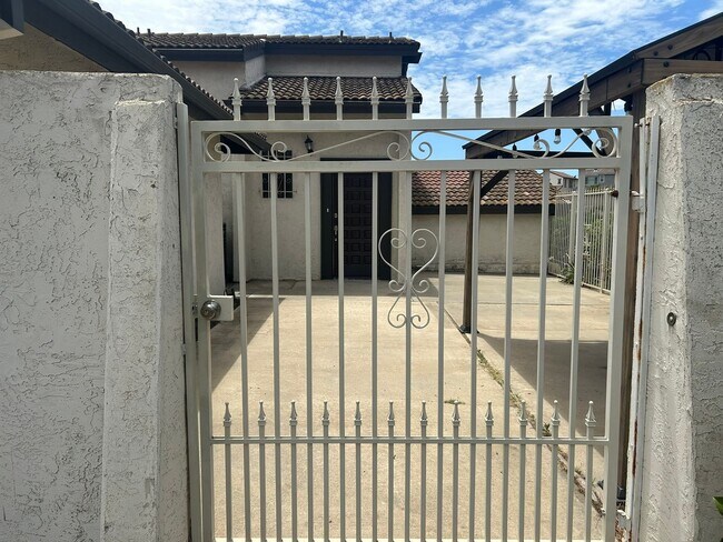 Building Photo - 5402 Villas Dr