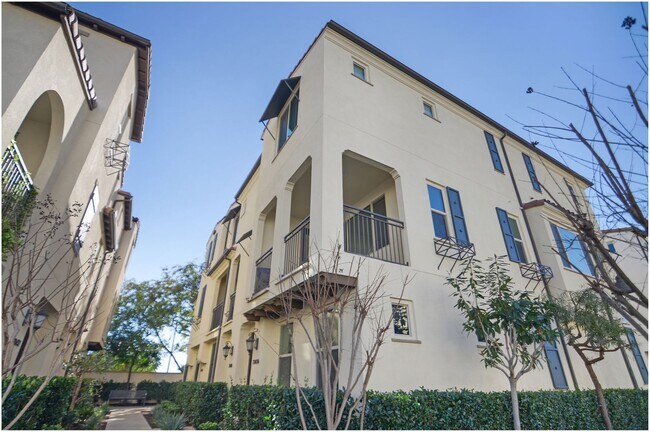 Building Photo - Townhome in Trabuco Canyon!
