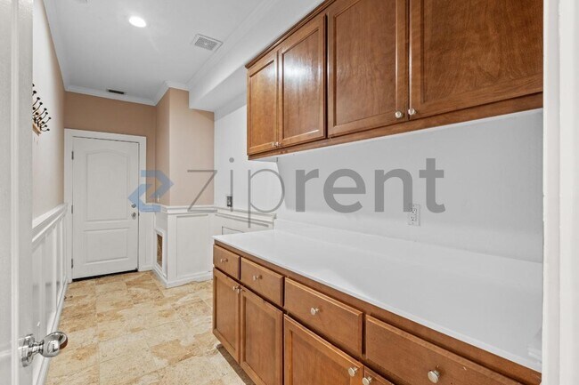 Building Photo - 338 Roundhill Dr