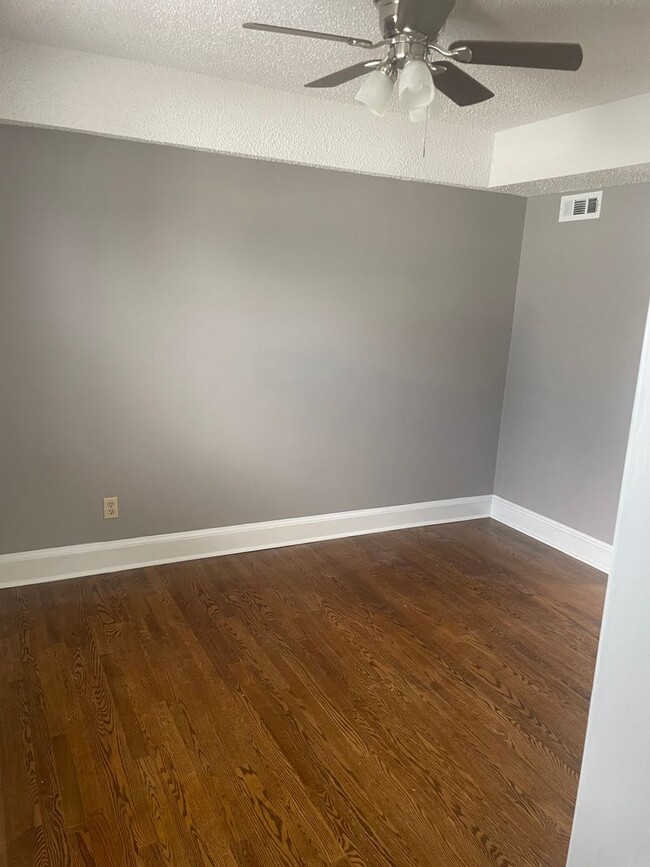 Building Photo - Charming 2 Bedroom, 1 Bathroom Apartment i...