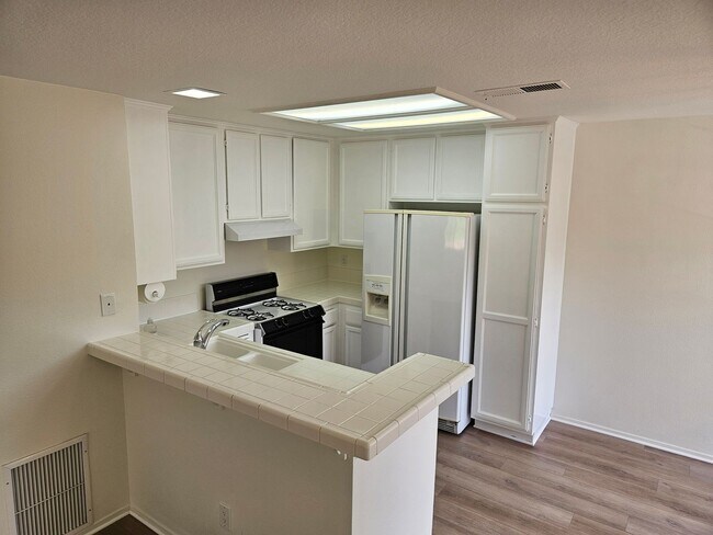 Building Photo - Wonderful 2 Bedroom 2 Bathroom Upper Level...