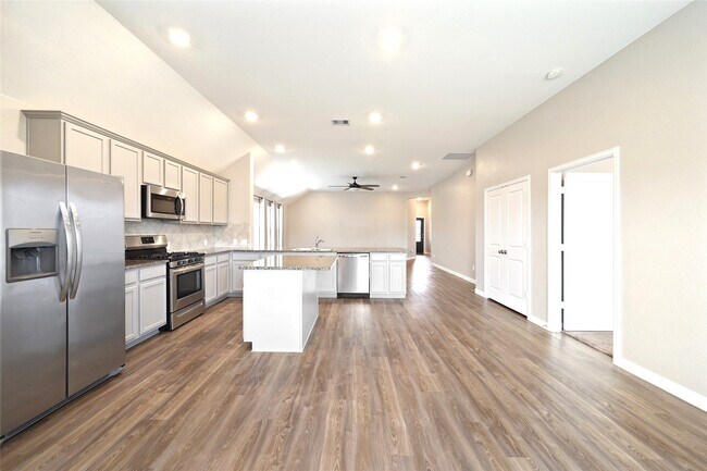 Building Photo - 30023 Vallonea Oak