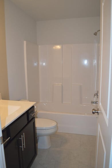 Building Photo - Room in Townhome on Southern Magnolia Dr