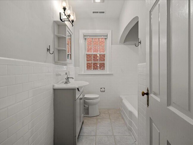 Building Photo - 4416 Bromley Ln
