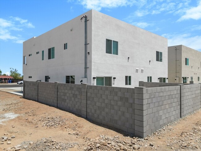 Building Photo - 2551 E Broadway Rd