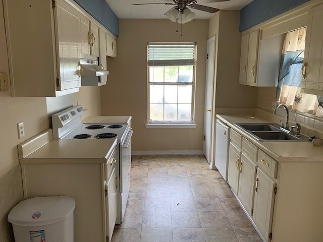 Building Photo - Available Home, 3 bed. 2 bath