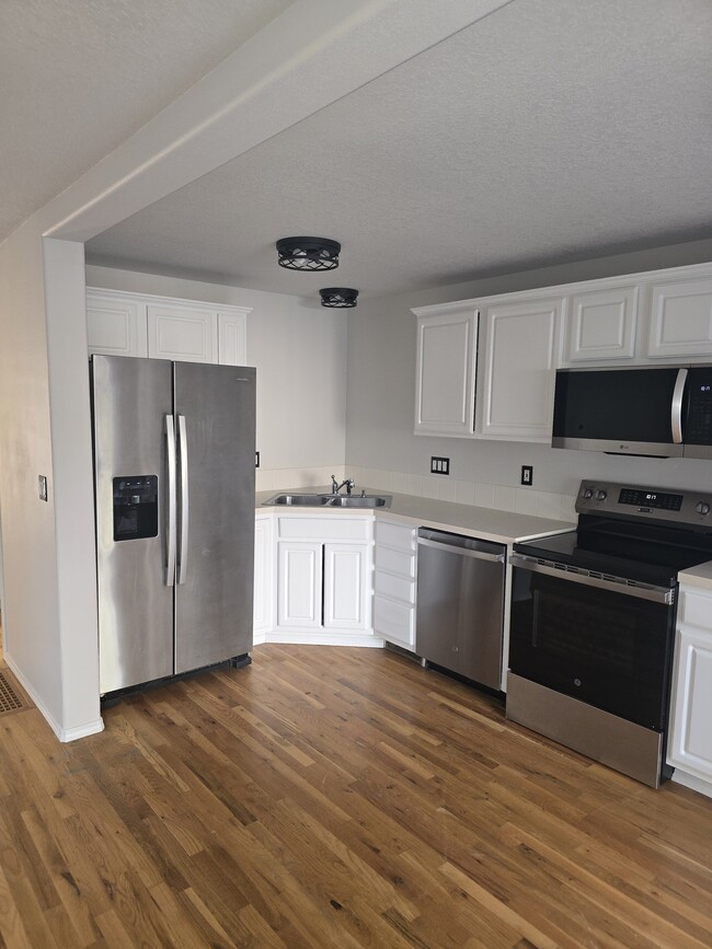 Building Photo - 222 W Hereford St