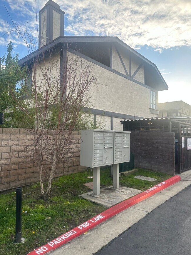 Building Photo - Charming 3-Bed/2.5-Bath Townhome with 2-Car Garage in Garden Grove