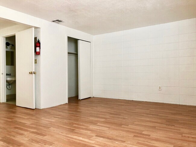 Primary Photo - 222 Maple St NE