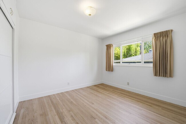 Building Photo - 2 bedroom, den and 1.5 bath, a few blocks of SPHS