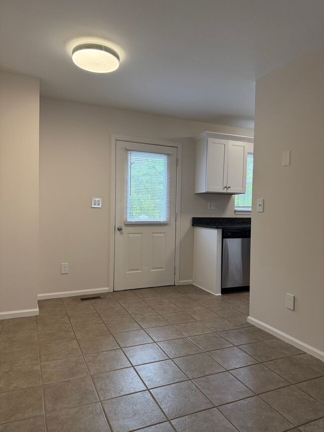 Building Photo - Spacious 2-Bedroom Townhouse with Garage