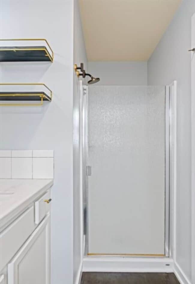 Building Photo - Newly Renovated & Ready to Impress!