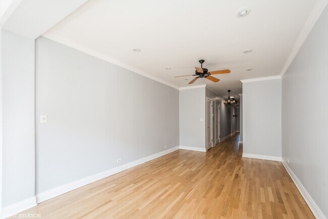 Building Photo - 1220 W Sherwin Ave