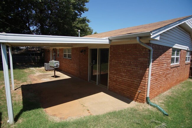 Building Photo - 812 W Silver Meadow Dr