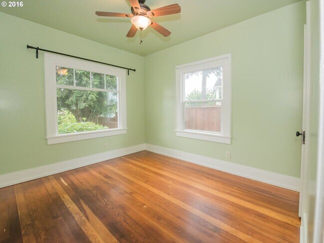 Building Photo - Amazing Well Kept Secret! 4bed 1.5bath Bungalow!