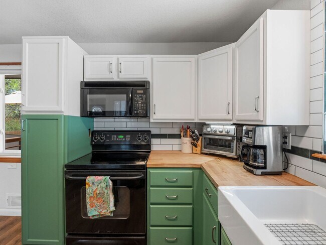 Building Photo - Spacious 5-Bedroom Ranch Backing to the High Line Canal in Littleton