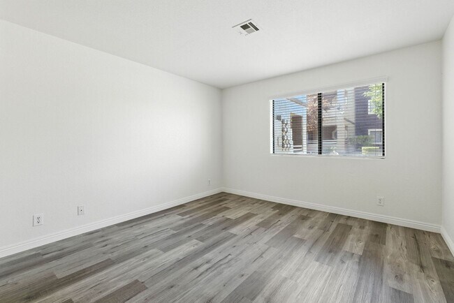 Building Photo - SW!! 2 Bedroom Condo!! 1st Floor!! Newly r...